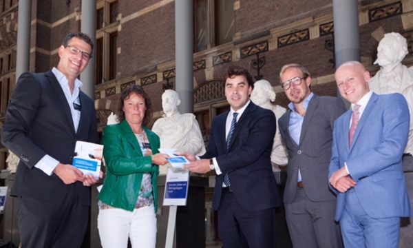 NvVA overhandigt het Actieplan Voorkomen van Beroepsziekten aan de Kamercommissie SZW. V.l.n.r.: Jan Kegelaer (NVvA), Margreet Sturm (NVvA), Léon de Jong (PVV), Gijs van Dijk (PVDA) en Rens Raemakers (D66)