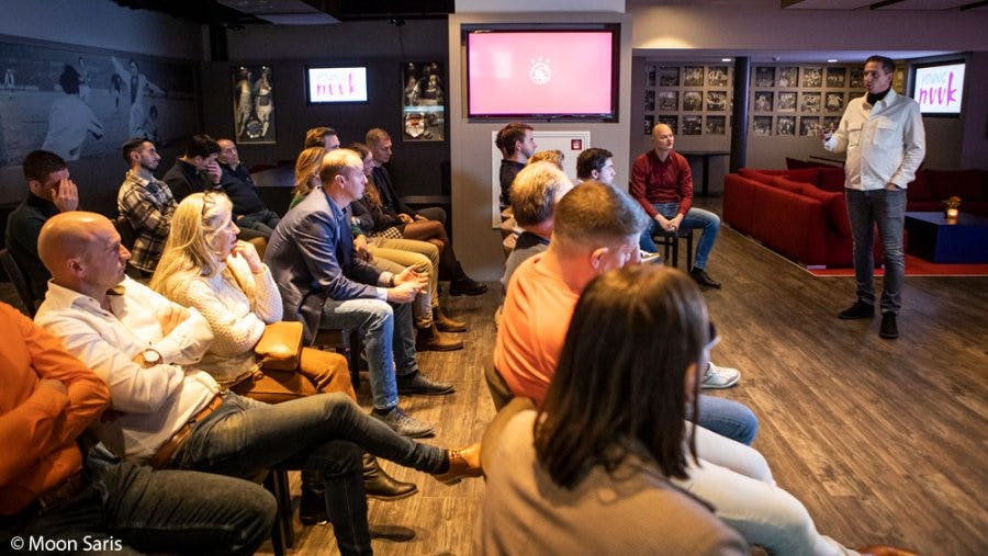 Dominique Aichorn beantwoordt vragen uit het publiek