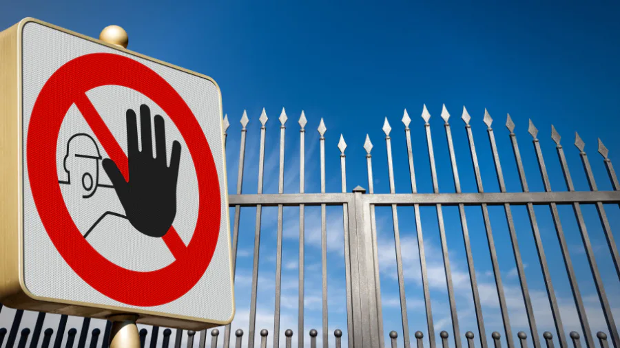 Uitvoerder treft geen voorzieningen op schoolplein