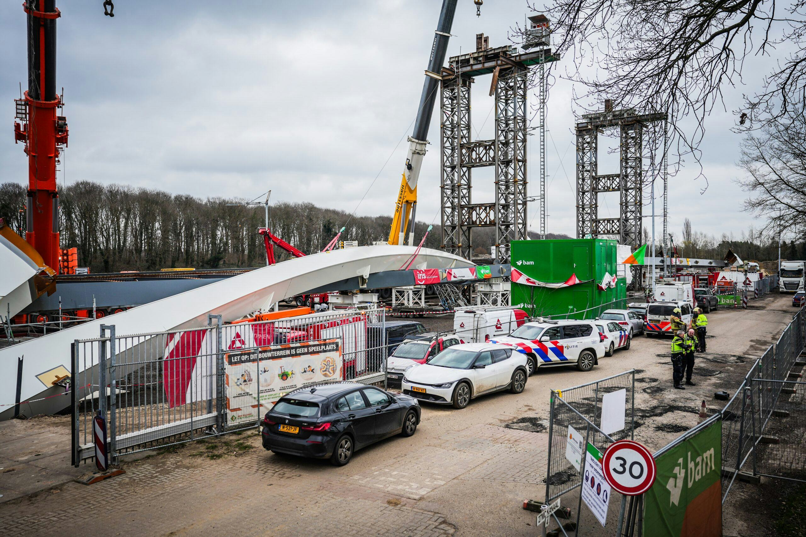 LOCHEM - Een deel van een brug in aanbouw op de Goorseweg is ingestort. Twee mensen kwamen om het leven, twee anderen raakten gewond. ANP PERSBUREAU HEITINK