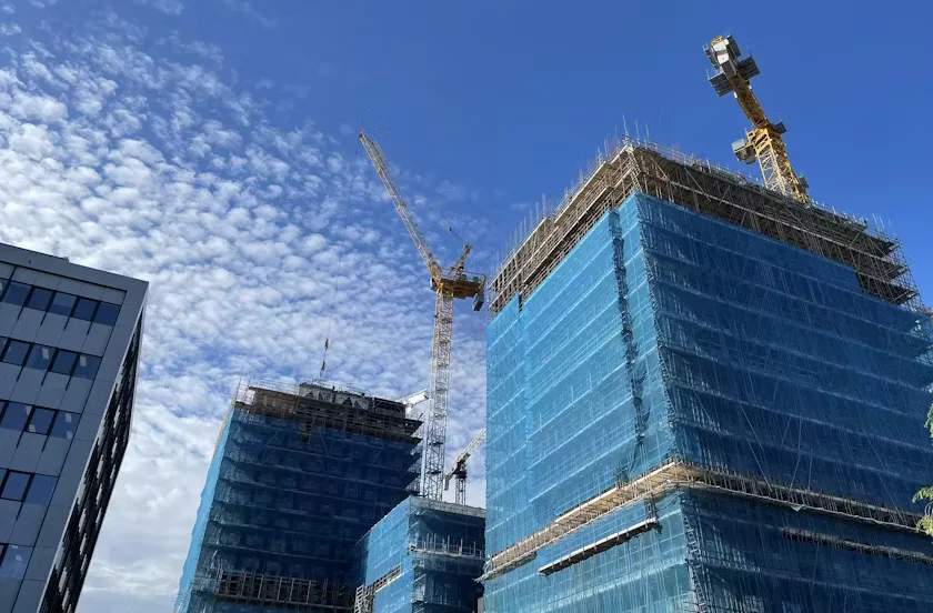 Verdieping na verdieping verrijst in Amsterdam Zuid-Oost. Foto: Cobouw