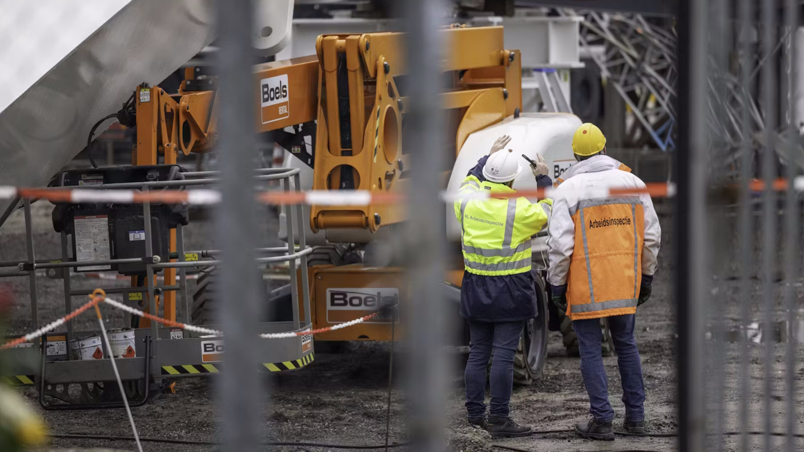 Medewerkers van de Arbeidsinspectie doen in Lochem onderzoek naar de toedracht op de bouwplaats langs het Twentekanaal. Foto: Sjef Prins - Apa Foto
