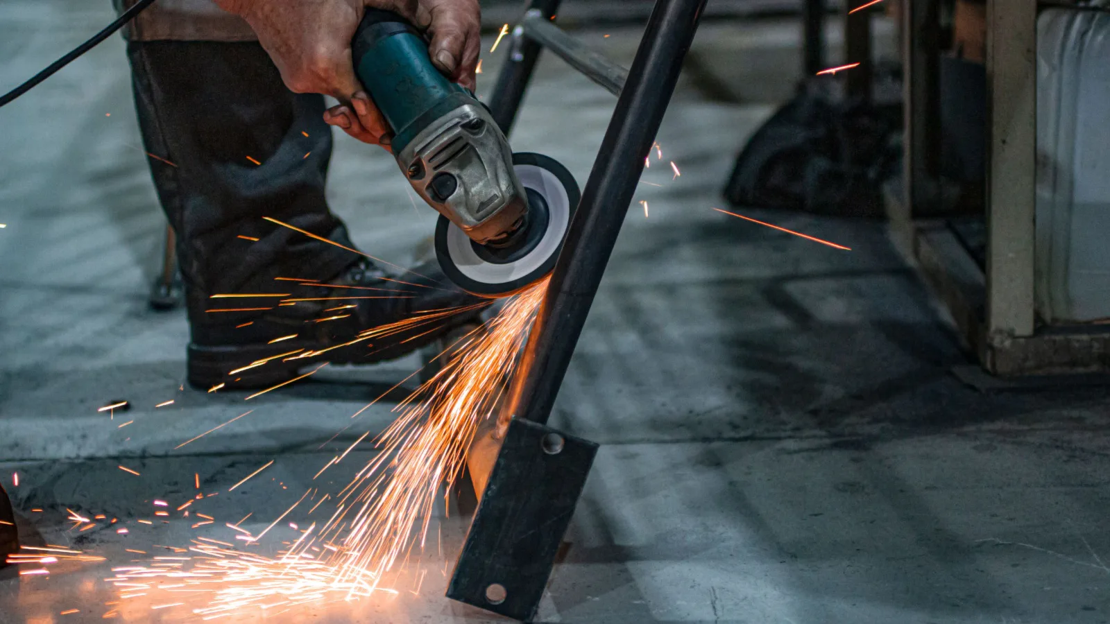 Doe de dop op het busje reinigingsmiddel als je gaat slijpen