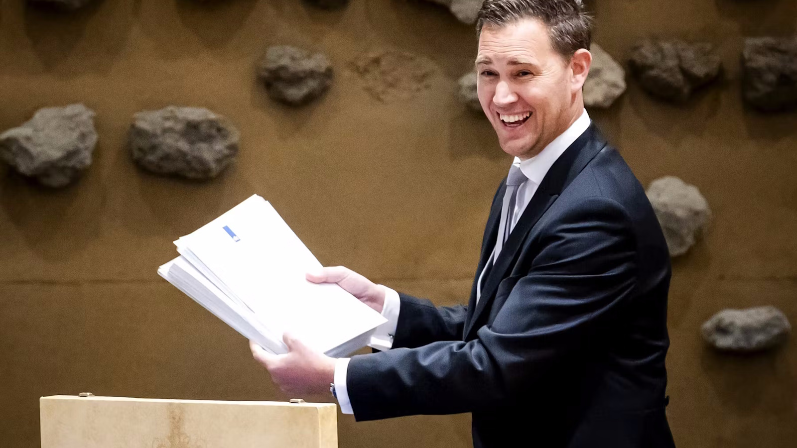 Minister Eelco Heinen (VVD, Financien) presenteert het koffertje met de miljoenennota en rijksbegroting aan de pers op Prinsjesdag in de Tweede Kamer. Op de derde dinsdag in september begint het nieuwe werkjaar van de regering (foto: ANP/Sem van der Wal).