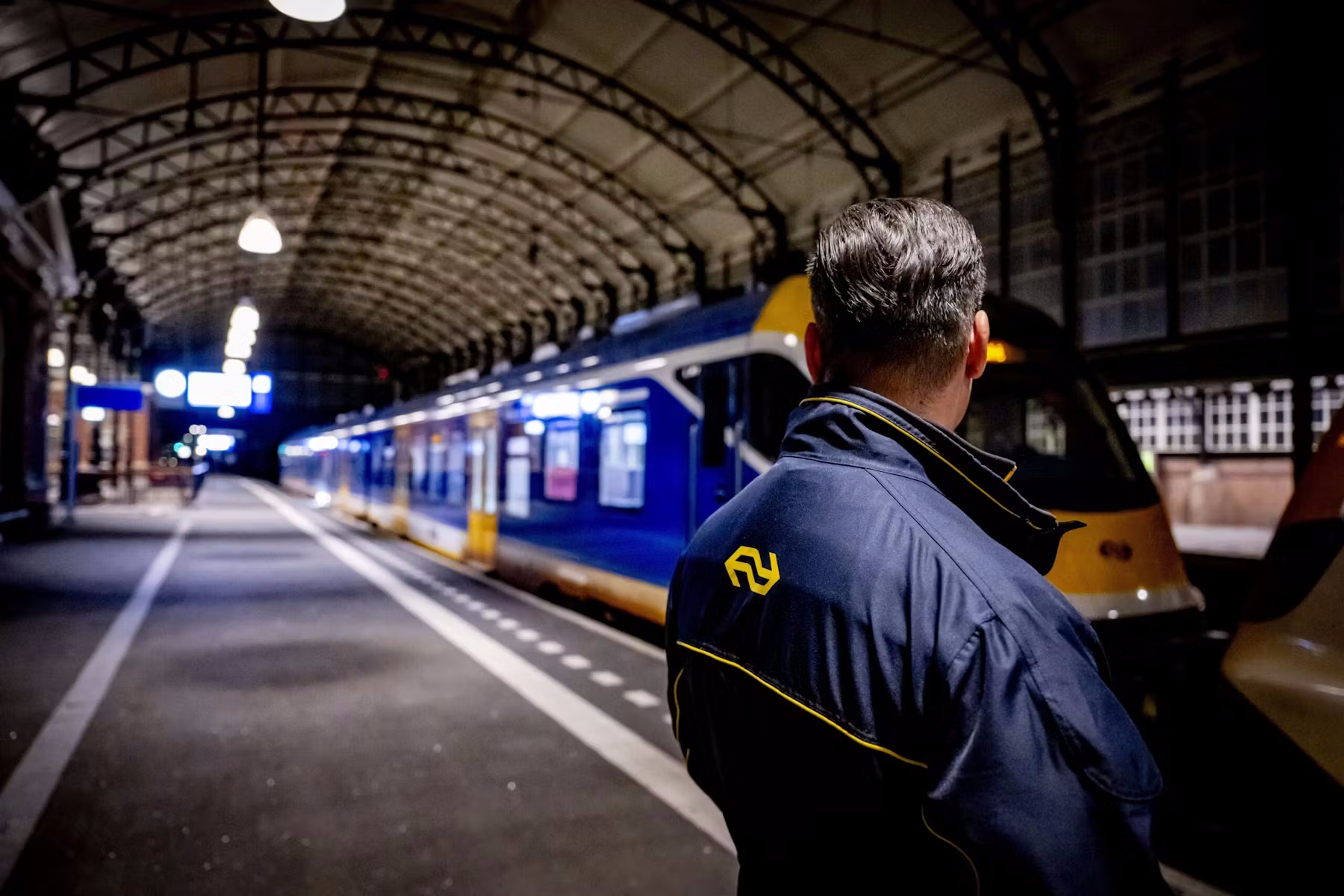 Op station Den Haag Hollands Spoor werd op 20 april 2024 om 22:30 het treinverkeer 3 minuten stilgelegd. Aanleiding was de mishandeling van een hoofdconducteur en een machinist. Foto: Robin Utrecht (ANP).