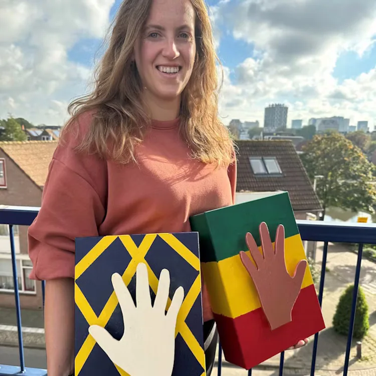 Thirza Alons van de Forensische Zorgspecialisten met 2 voorbeelden van koffers die worden gebruikt na een geweldsincident.