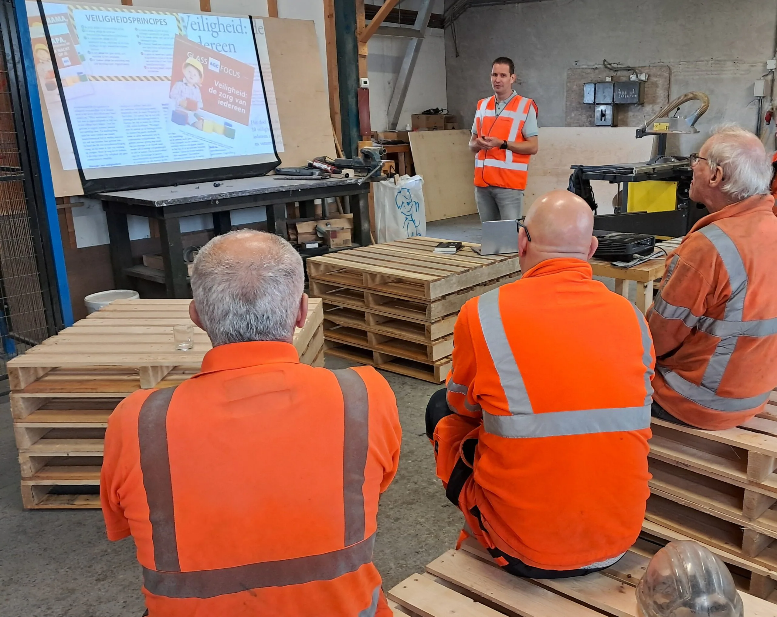 Johan Tins tijdens een presentatie op een werkvloer.