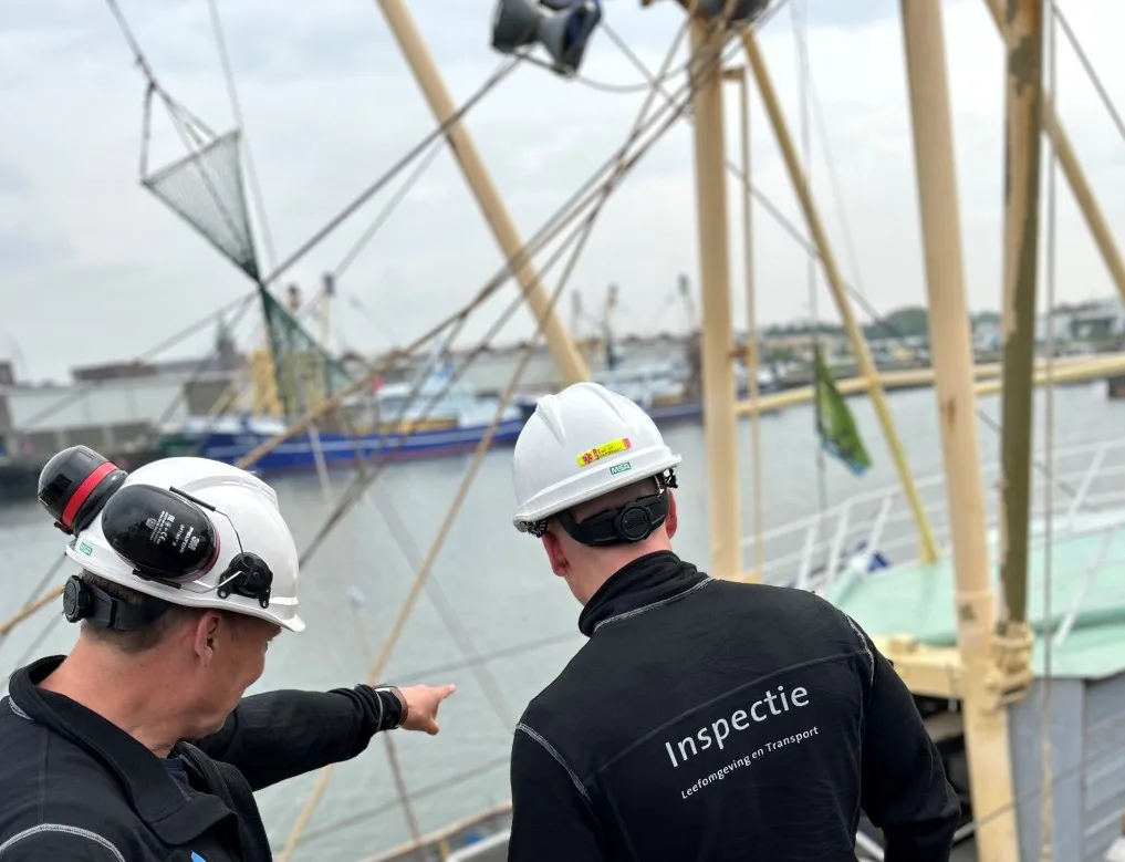 Aan het niet bijhouden van werk- en rusttijden zitten risico’s. "Zonder goede registratie kun je onbewust steeds over je grenzen gaan. Dat zorgt voor uitputting en stress, en vergroot de kans op ongelukken aan boord." 