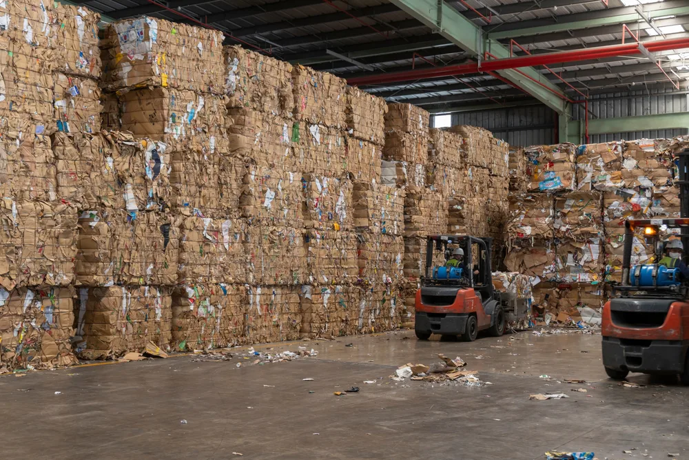 Verbeter magazijnveiligheid: stapel slim en borg kartonbalen