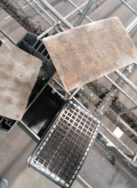 Voorbeeld van een verontreinigd voorfilter. De gebruiker heeft dit niet tijdig verwisseld, waardoor het hoofdfilter sneller volloopt. Goede instructie voorkomt dat je hoofdfilters onnodig snel moet wisselen. (Bron: MBS Groep/VGM Breed) 