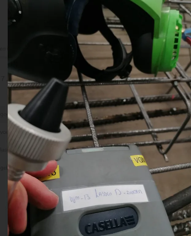 Met een PAS 7-meetkop kun je goed meten onder de lashelm van een lasser of hechter. Zo weet je exact wat hij inademt. Ook inzetbaar om bewustwording te creëren. (Bron: MBS Groep/VGM Breed) 