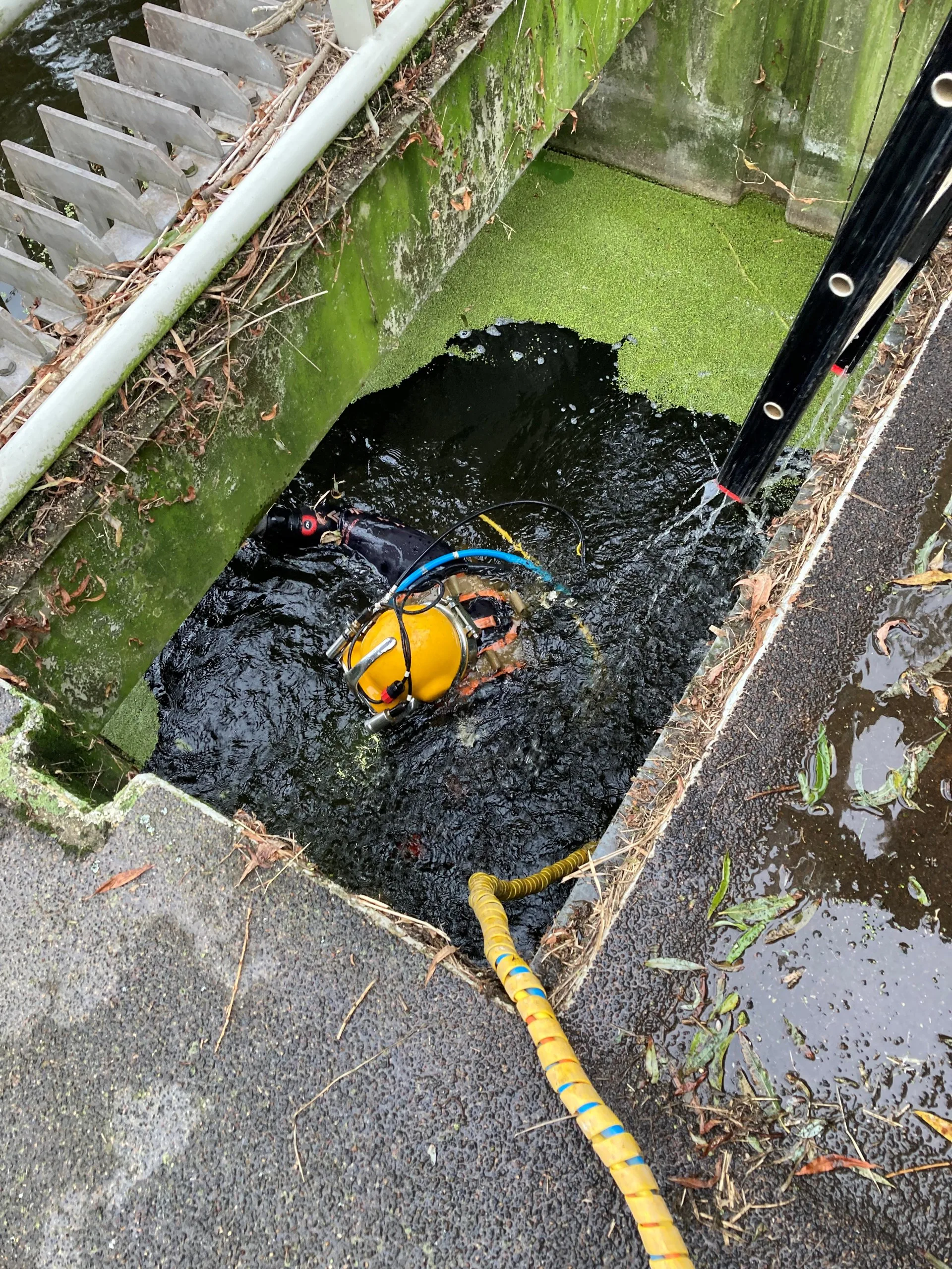 Een duiker ondersteunt ons tijdens periodieke inspecties en onderhoud van onze objecten zoals sluizen, gemalen en zuiveringen.