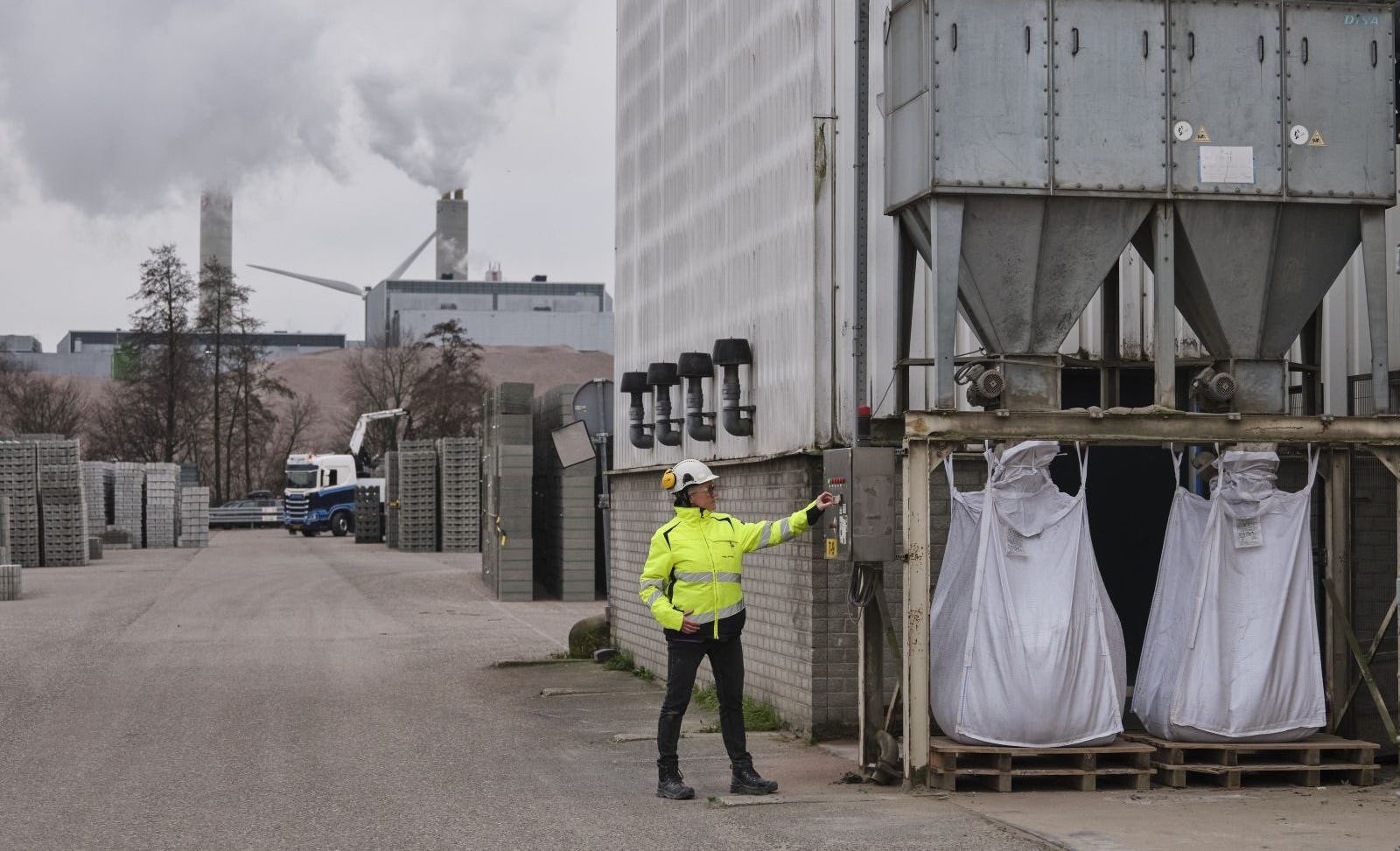 Praktijkvoorbeeld van een nageschakelde techniek. Met dit filter wordt kwartsstof vanuit de productie afgevangen en gefilterd voordat het in de buitenlucht komt. Foto: VGM Breed