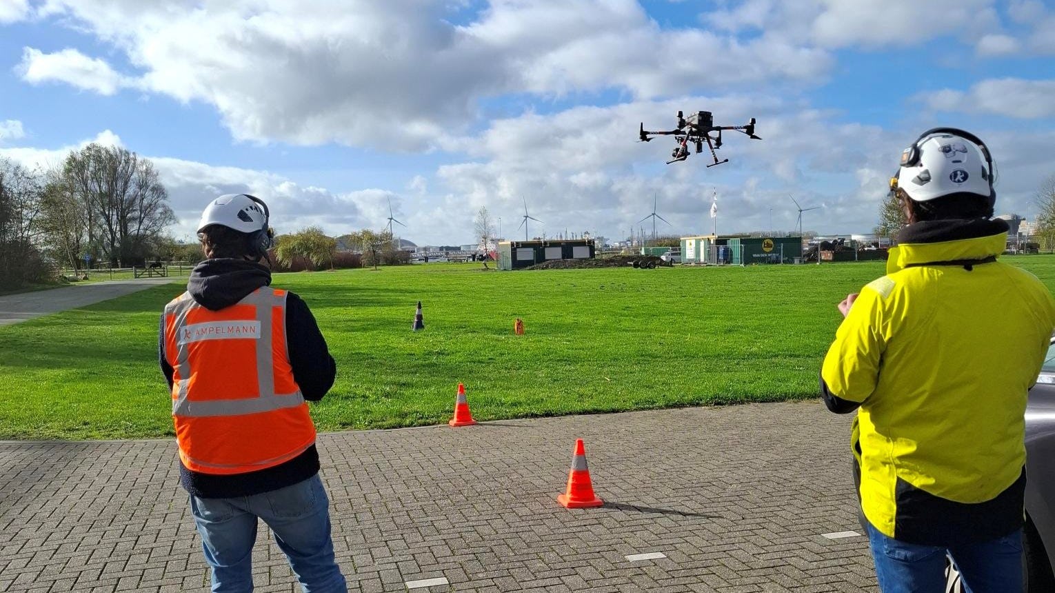 Dronetechniek ontwikkelt zich snel, maar regelgeving en veiligheidskaders lopen nog achter. Juist daarom zijn pilotprojecten op de bouwplaats zo belangrijk: ze laten zien wat er kan én wat er nodig is om drones veilig, verantwoord en op grotere schaal in te zetten. Foto: Bouwend Nederland