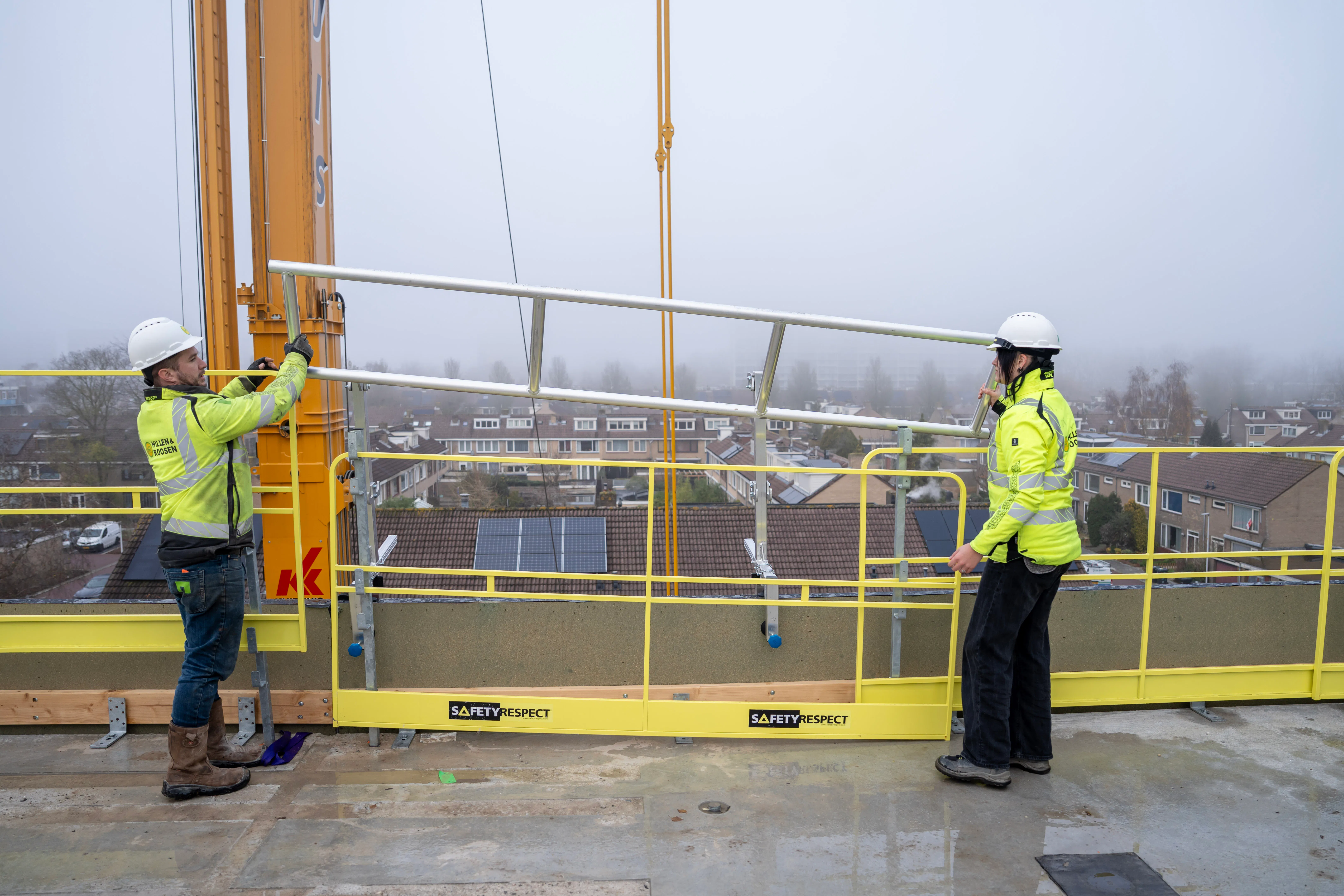 Noa Huijbregts-Dorst en collega installeren een NOA-staander. Beeld: Hemubo