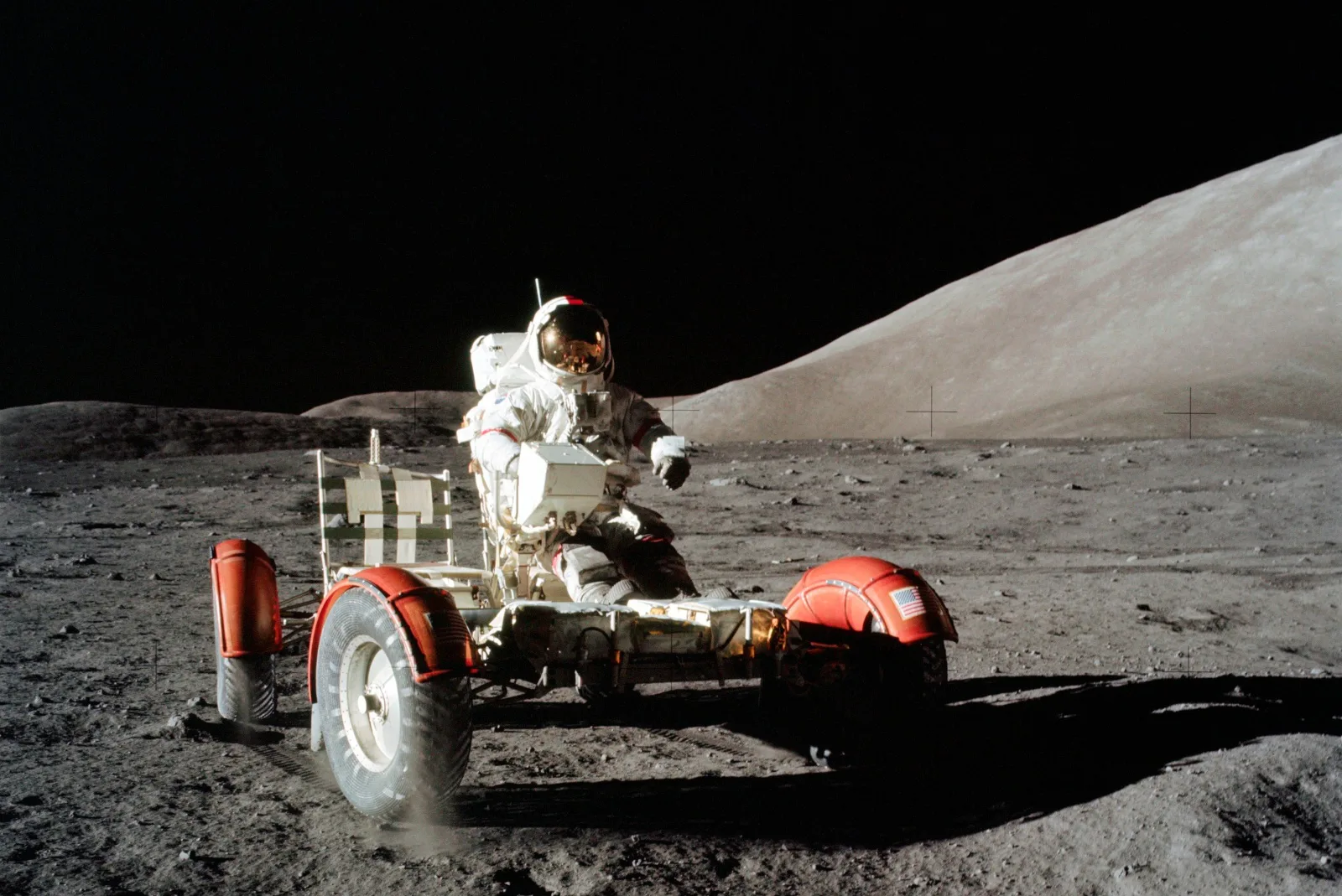 Astronaut Eugene A. Cernan rijdt de Lunar Roving Vehicle tijdens de eerste Apollo 17 buitenvoertuigactiviteit op de landingsplaats Taurus-Littrow, 20 juli 1969. Beeld: Shutterstock