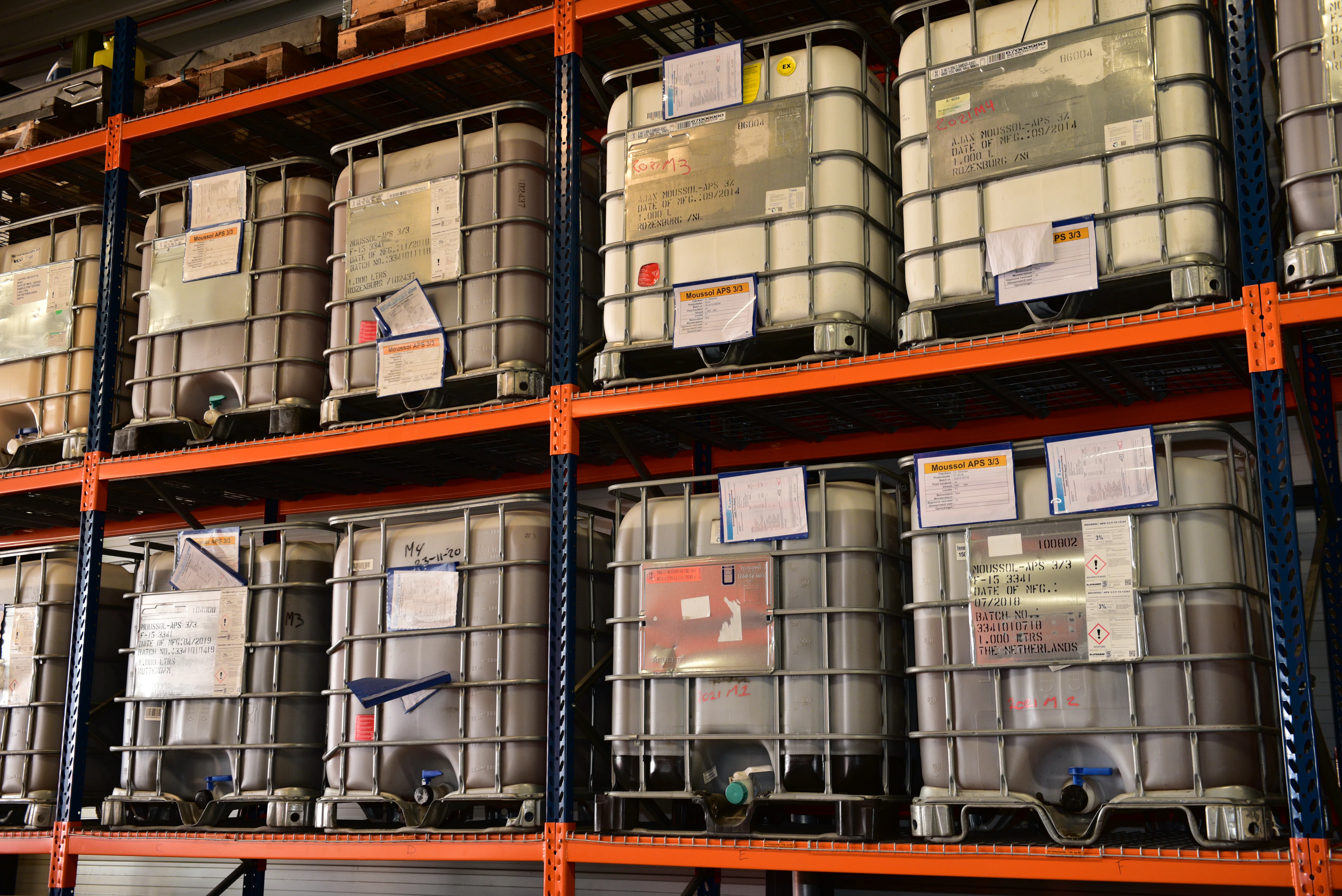 De ILT inspecteert bedrijven onder andere op een correcte schuimboekhouding en zorgvuldige afvoer en verwerking van PFAS-houdend schuimconcentraat. Foto: Rob Jastrzebski