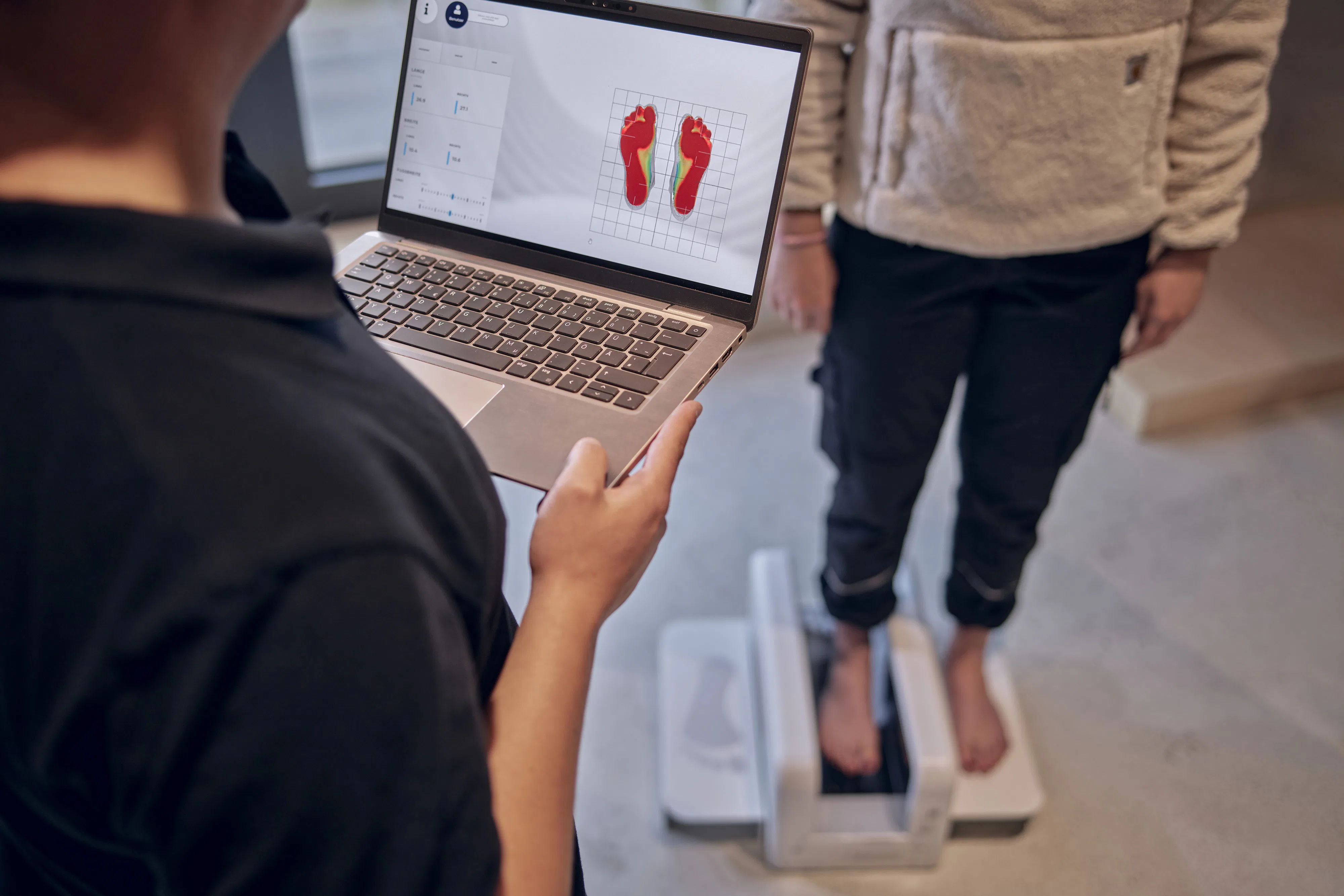 Elten biedt orthopedische adviesdagen aan, waar de voeten van medewerkers ter plaatse worden gemeten met een digitale 3D-voetmeting.