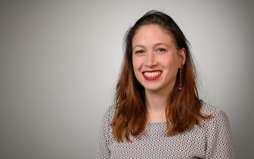 Dinja de Vries is beleidsmedewerker bij de directie Gezond en Veilig Werken van het ministerie van Sociale Zaken en Werkgelegenheid. Ze is betrokken bij het Nationaal Actieprogramma seksueel grensoverschrijdend gedrag en seksueel geweld van de Rijksoverheid