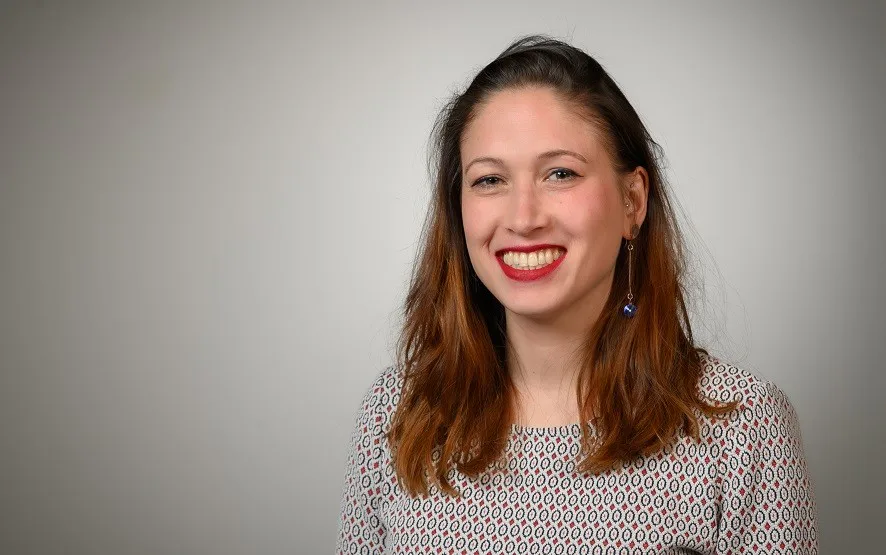 Dinja de Vries is beleidsmedewerker bij de directie Gezond en Veilig Werken van het ministerie van Sociale Zaken en Werkgelegenheid. Ze is betrokken bij het Nationaal Actieprogramma seksueel grensoverschrijdend gedrag en seksueel geweld van de Rijksoverheid