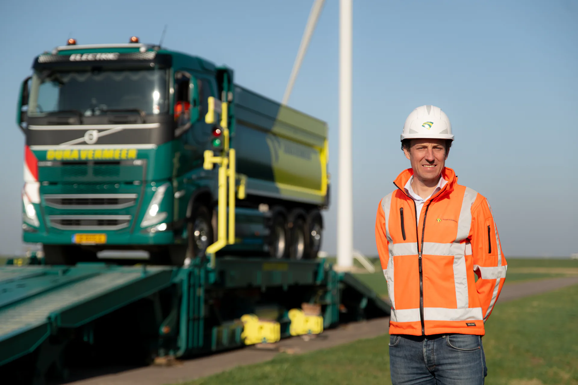 Het draaiplateau wordt op een dieplader naar een project gereden en draait een vrachtwagen binnen 90 seconden. Foto: Dura Vermeer