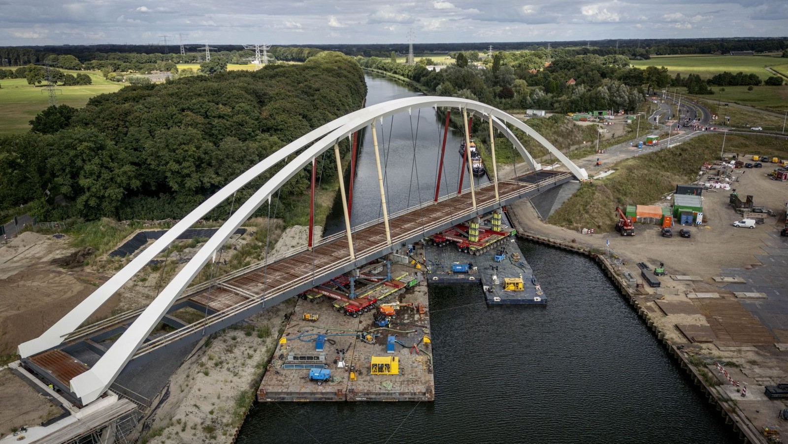 Dronefoto van de Nettelhorsterbrug die inmiddels over het Twentekanaal op zijn plek ligt. Bron: ANP Wouter de Wilde